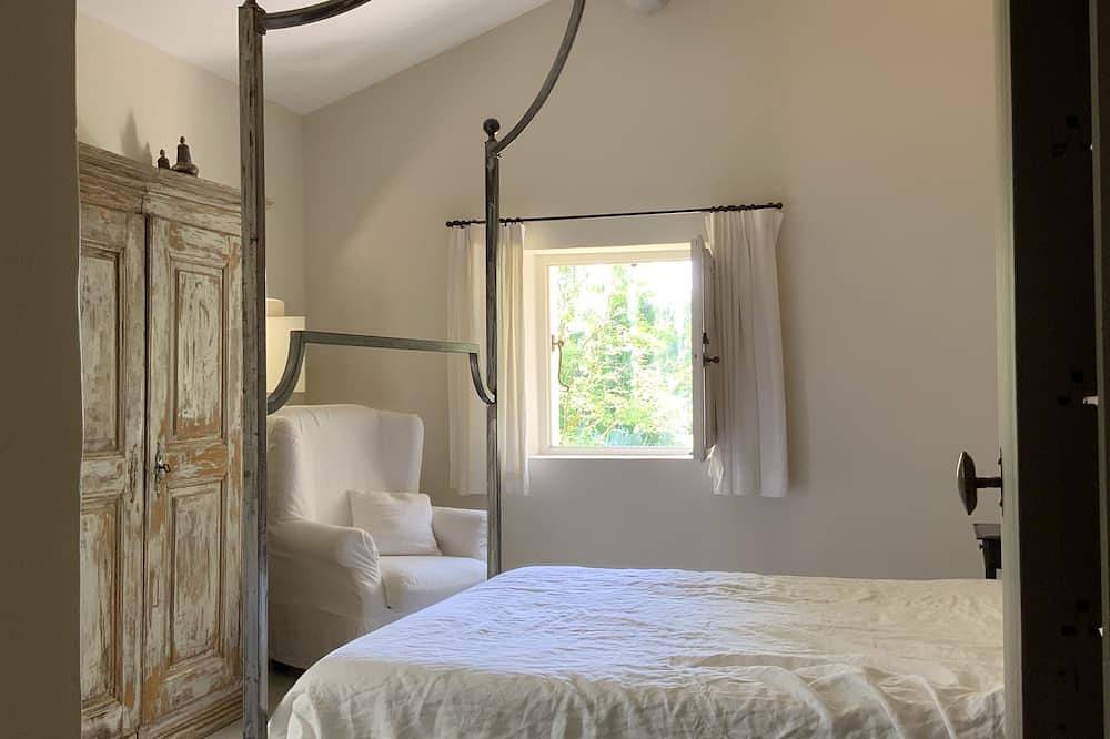 Prestigious estate in Ménerbes. large heated swimming pool. large landscaped grounds. in Ménerbes, Parc naturel régional du Luberon
