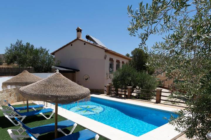 Casa de vacaciones para 8 personas, con terraza y vistas además de jardín y piscina - 1