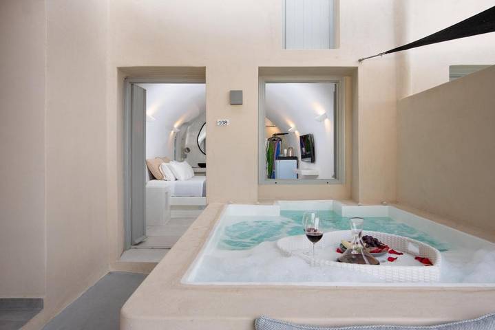 Apartahotel para 4 personas, con Balcón y Terraza además de Jacuzzi y Jardín en Santorini