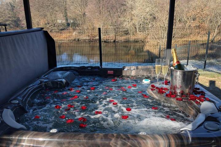 Location de vacances pour 2 personnes, avec Balcon et Jacuzzi ainsi que Terrasse et Jardin à Dinozé