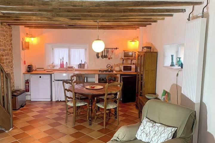 Location de vacances pour 4 personnes, avec Terrasse ainsi que Jardin et Piscine dans Terres-de-Haute-Charente