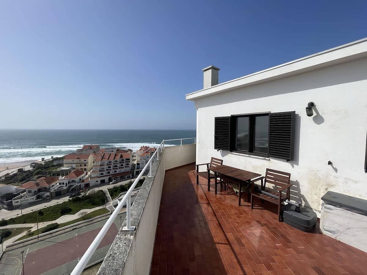 Apartamento inteiro, Apartamento de férias para 2 pessoas com varanda/terraço in Praia da Areia Branca, Lourinhã