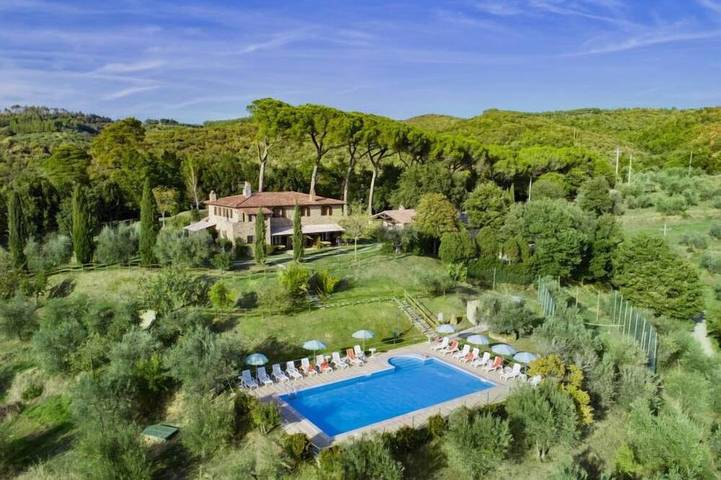 Agriturismo per 6 persone, con balcone e piscina nonché giardino in Città della Pieve