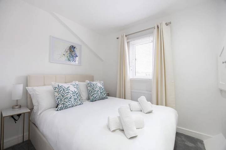 Stylish-Maison-Salle de bain privée-Vue sur Rue in Cheltenham, Gloucestershire