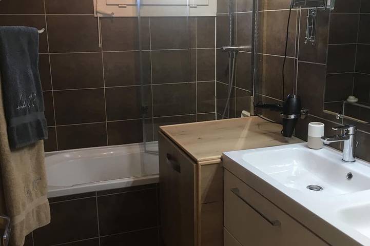 Ganze Wohnung, 3 p. renoviert, Eleganz und Komfort, im 8. und letzten Stock auf 50 m. Tracks in Orcières, Nationalpark Écrins