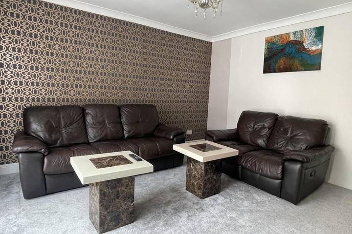 4 Bed  House Sleeps 8 - Enclosed Garden - Parking in Luton, Chiltern Hills