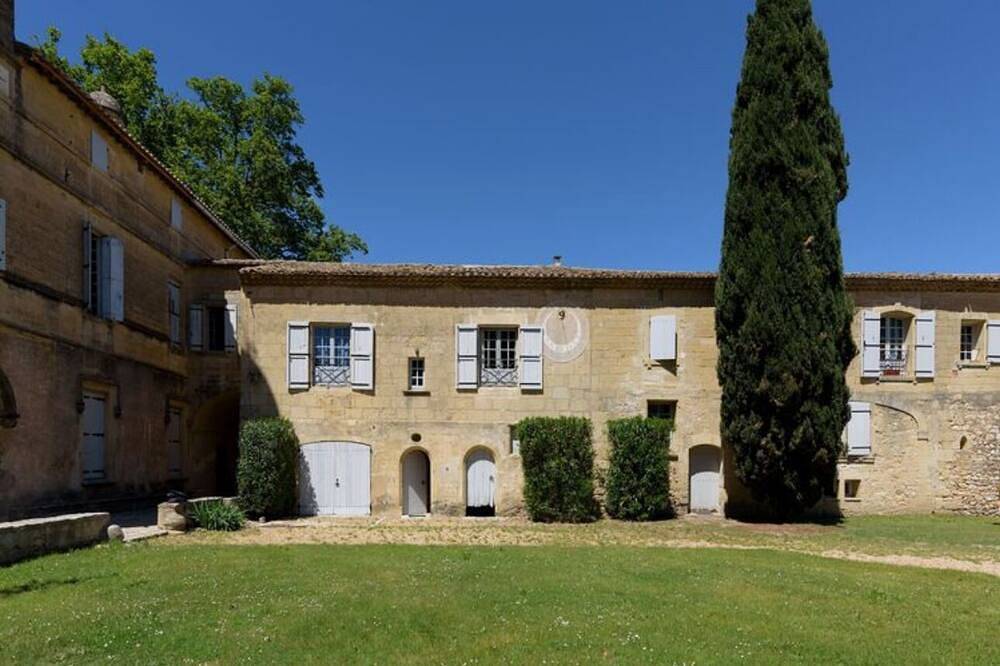 Entire apartment, Château Teillan - Cadran Solaire in Aimargues, Mediterranean Coast (France)