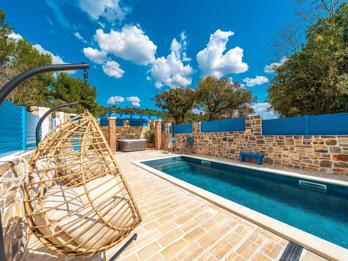 Ferienhaus für 6 Personen, mit Balkon/Terrasse und Whirlpool sowie Pool in Sukosan