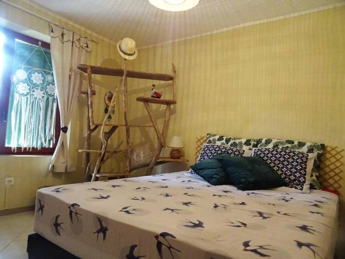 Gîte pour 4 personnes, avec jardin à Besson