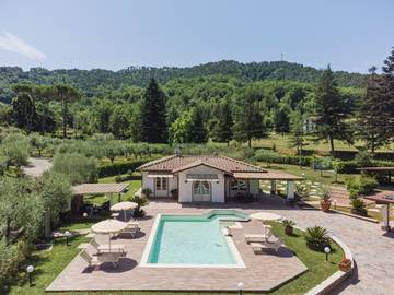 Location de vacances pour 6 personnes, avec piscine ainsi que terrasse et jardin à Camaiore