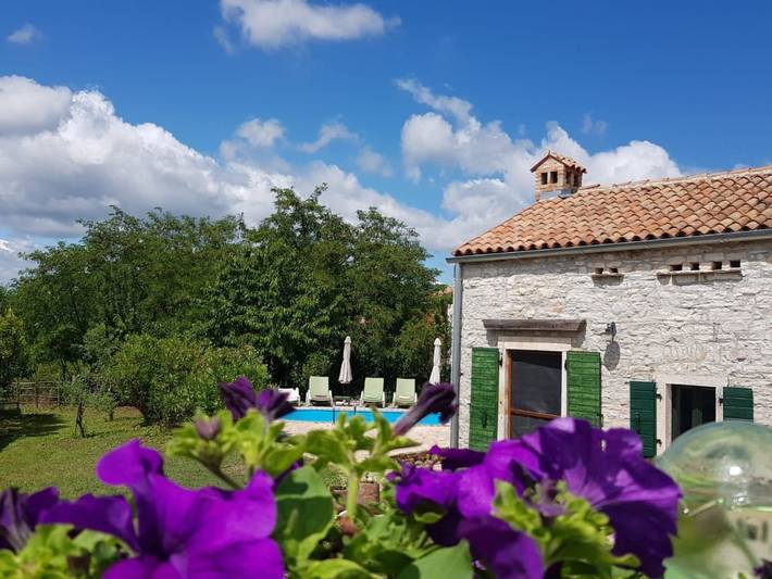 Ferienhaus für 8 Personen, mit Pool und Garten sowie Terrasse, mit Haustier