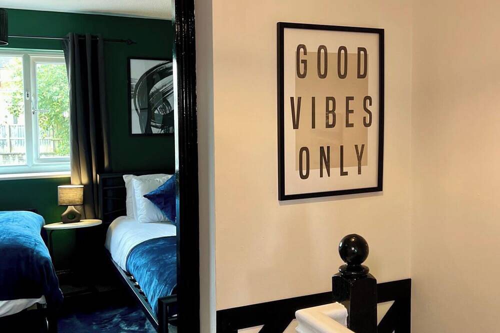 2-Bed - Sleeps 4 - Pet Friendly & Free Parking in Bolton, Greater Manchester