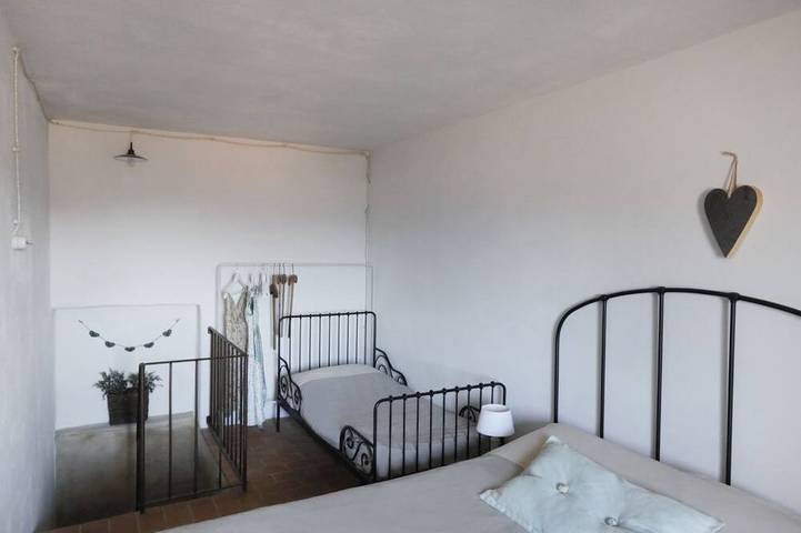 Entire apartment, Casa Fernanda is located in the hamlet of Caprigliola, a medieval village nestled in the green hills of Lunigiana—a stretch of land between Liguria and Tuscany that preserves the authentic flavors of the past and overlooks the Magra River valley.It i in Aulla, Val di Magra
