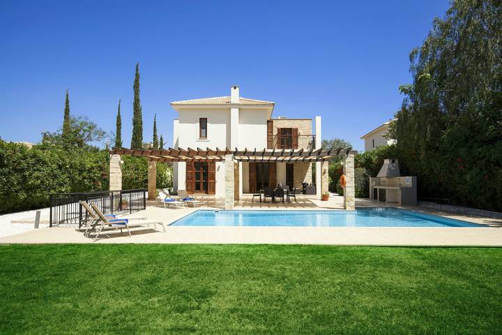 Villa for 4 people, with Balcony and Terrace as well as Garden and Pool in Aphrodite Hills