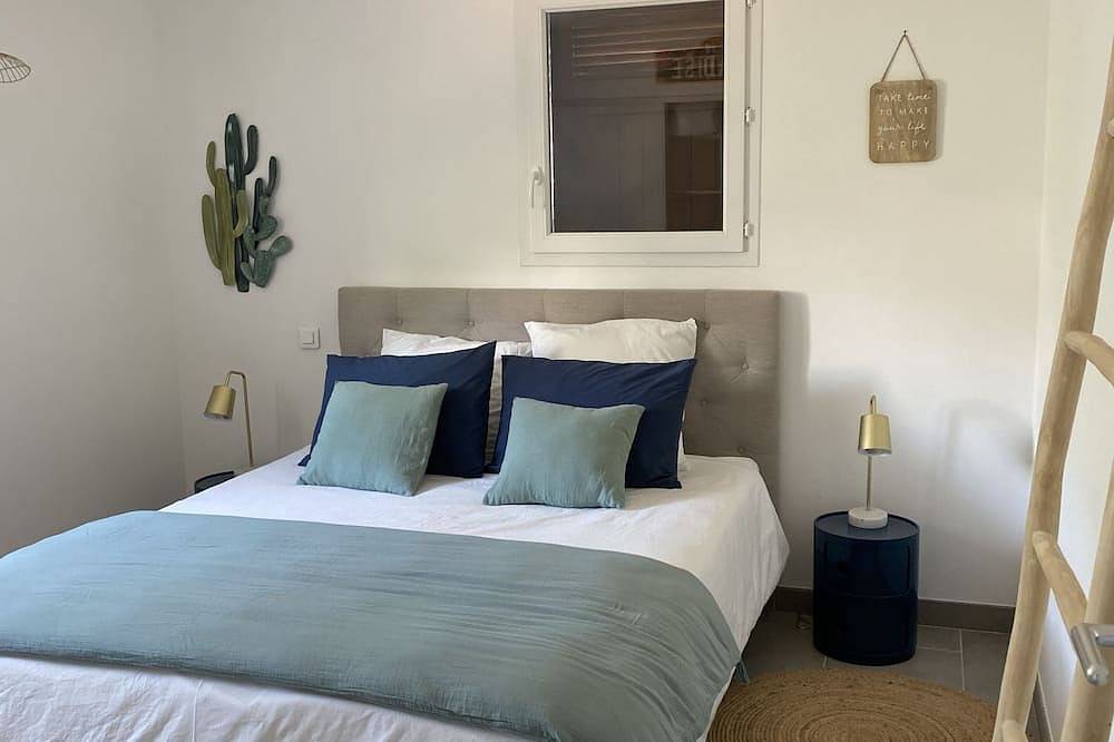 Mini villa in residence with swimming pool and janitor, beach on foot in Pinarellu, Zonza