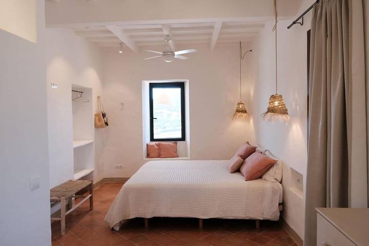 Location de vacances pour 4 personnes, avec vue et jardin ainsi que terrasse et piscine, animaux acceptés à Mercadal - 2