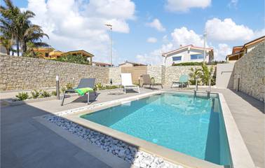 Location de vacances pour 5 personnes, avec piscine ainsi que jardin et terrasse à Marzamemi