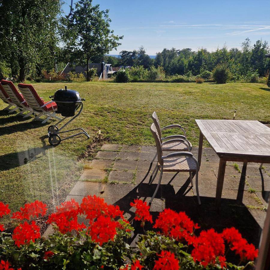 Strandnära hus med havsutsikt och stor tomt in Halmstad, Halland