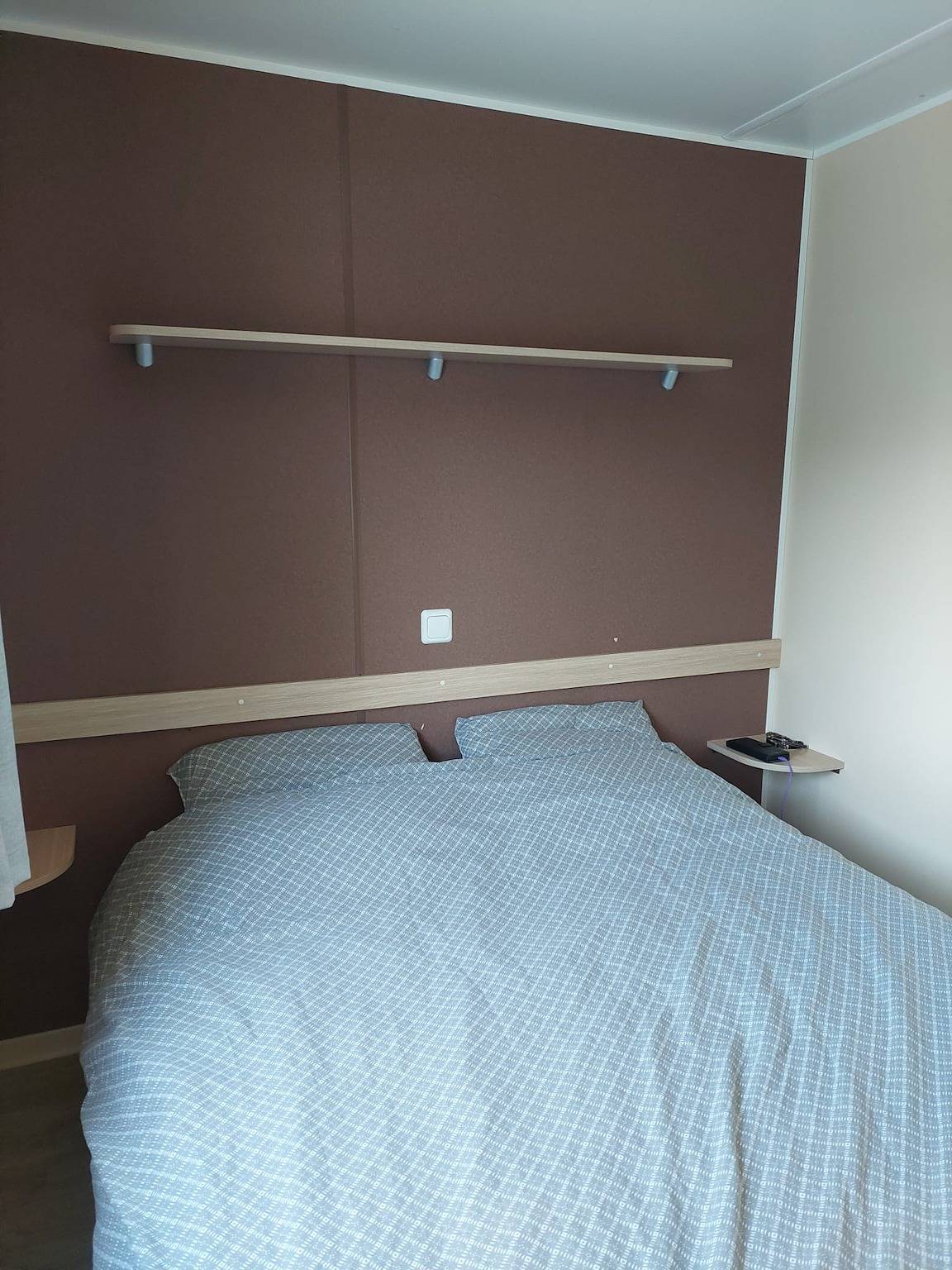 Mobile Home 'Le 154 Aux Iscles' with Shared Pool, Private Terrace and Air Conditioning in La Roque-d'Anthéron, Aix-en-Provence region
