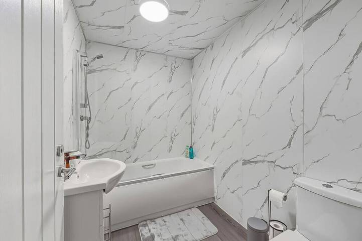 Contemporary House • Near the High Street • Free Parking • Fast WiFi  • Smart TV  • Yoko Property in Milton Keynes, Südostengland