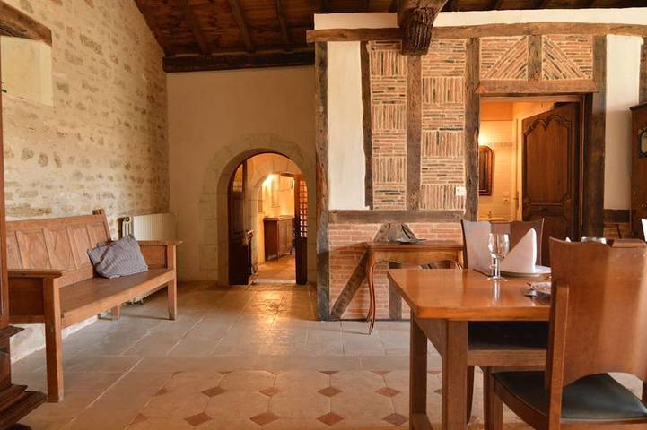 Location de vacances pour 10 personnes, avec jardin ainsi que terrasse et piscine à Thurageau