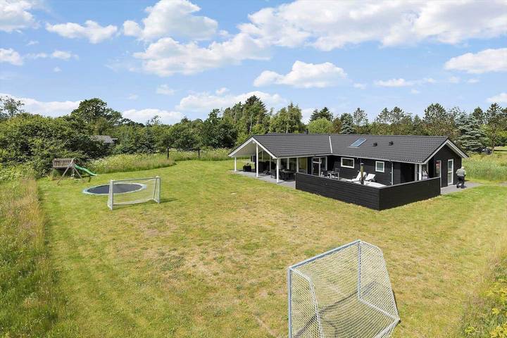 Ferienhaus für 8 Personen, mit Sauna und Pool sowie Terrasse