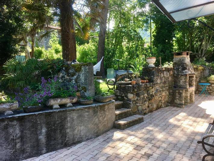 Location de vacances pour 3 personnes, avec jardin et vue ainsi que piscine et bassin pour enfant à Ore