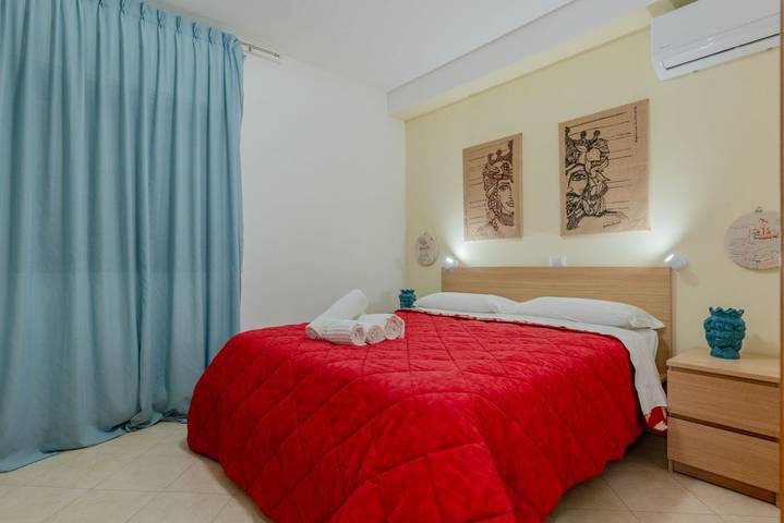 Entire apartment, Guesthost - Santantonio House with balcony in Taormina, Messina Province