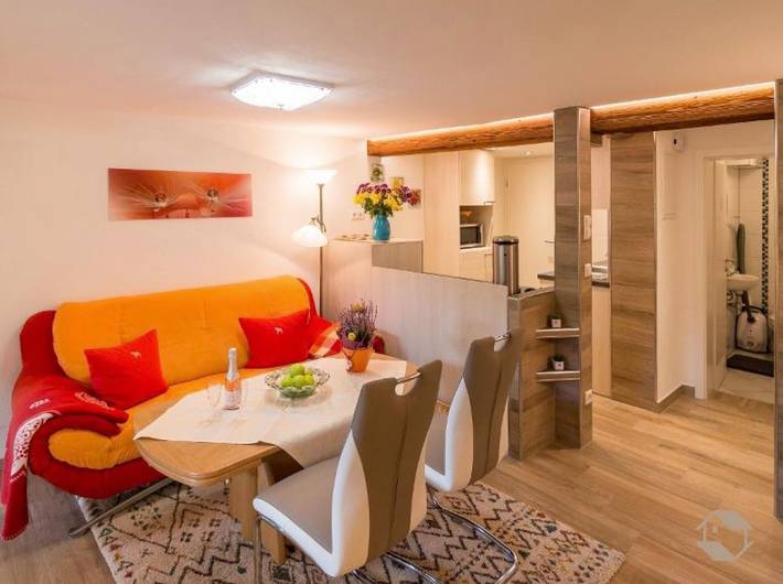 Hel lejlighed, Holiday Apartment Landidyll with Private Terrace, Shared Garden and Wi-Fi in Enzklösterle, Nord Sortskoven