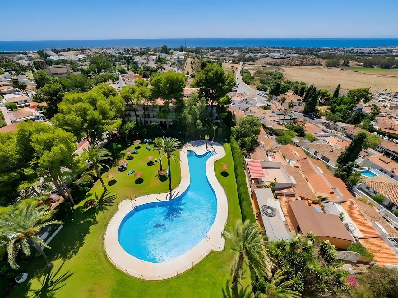 Entire apartment, Apartment 'Con Vistas Al Mar' with Sea View, Wi-Fi and Air Conditioning in Nueva Andalucia Golf Valley, Marbella