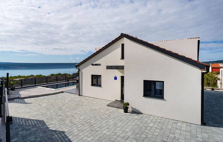 Ferienhaus für 8 Personen, mit Terrasse und Pool in Maslenica