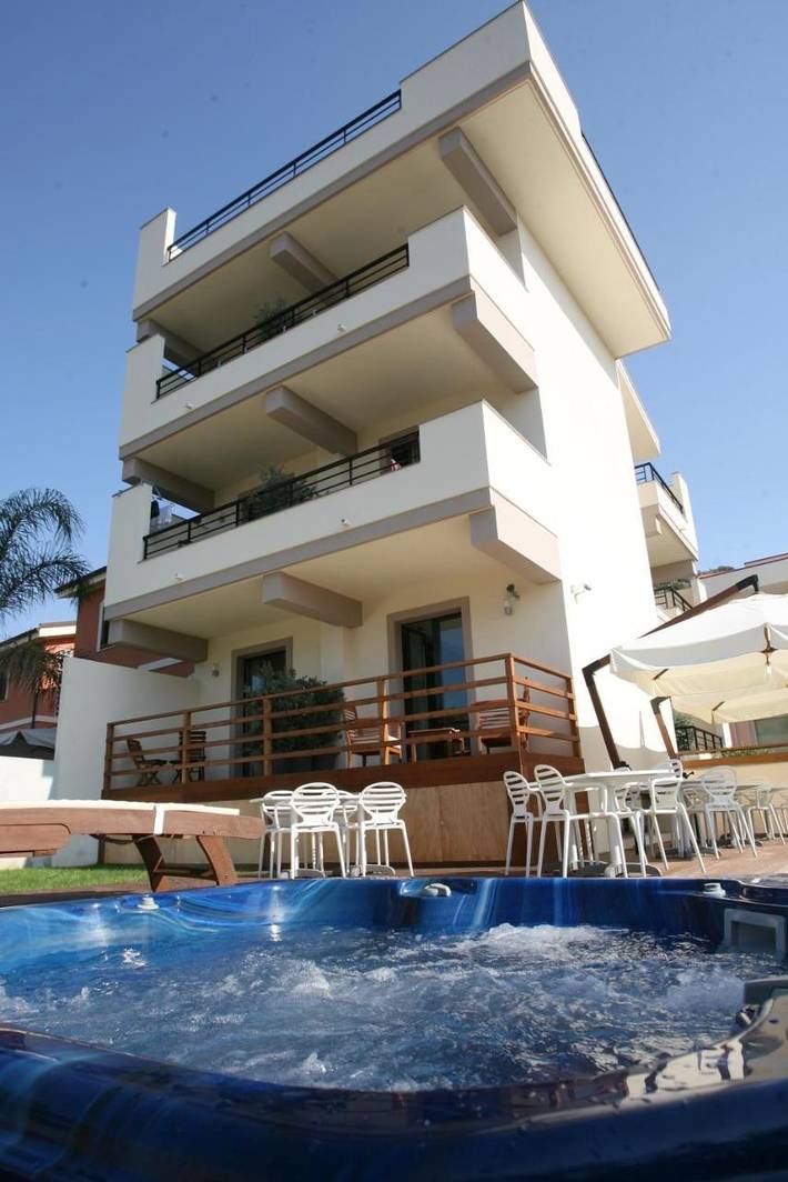 Chambre d’hôte pour 2 personnes, avec Balcon et Terrasse ainsi que Jacuzzi et Jardin à Milazzo