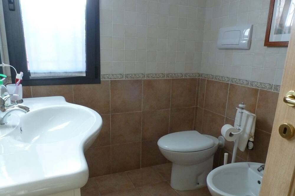 Ganze Wohnung, Casa Fiorella Red Trilo: Ruhig und Panorama-Haus, nahe dem Dorfzentrum. in San Pantaleo, Olbia