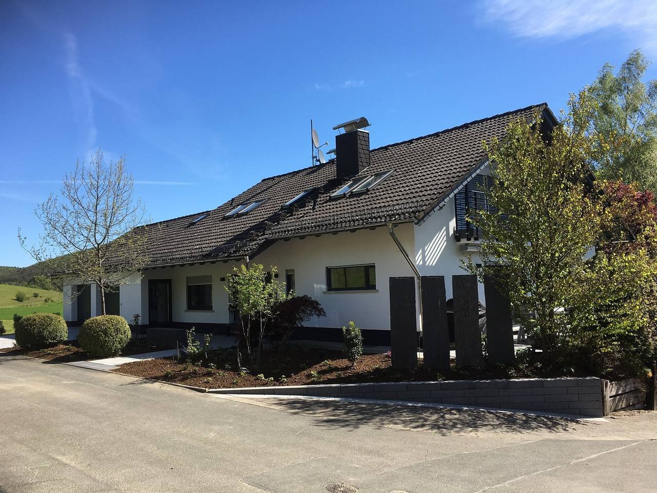 Ganze Wohnung, Ferienwohnen in der "Fewo Am Holing" mit herrlichem Ausblick, privater Terrasse und Wlan in Bischoffen, Naturpark Lahn-Dill-Bergland