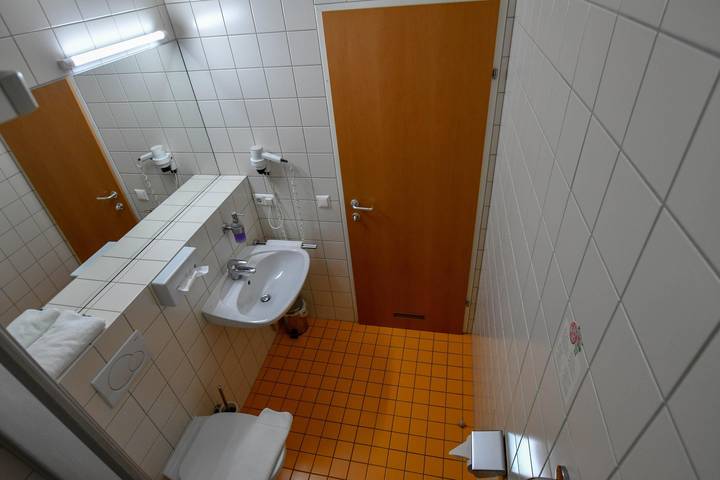 Chambre à trois lits, salle de bain, Wc, salle de séjour/chambre in Alpes de Gailtal, Villach