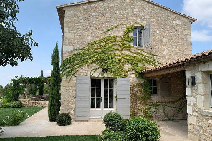 Proche St Rémy de Pce, Propriété 5* dans un lieu unique -pisc chauffée-jacuzzi in Les Baux-de-Provence, Région d'Arles