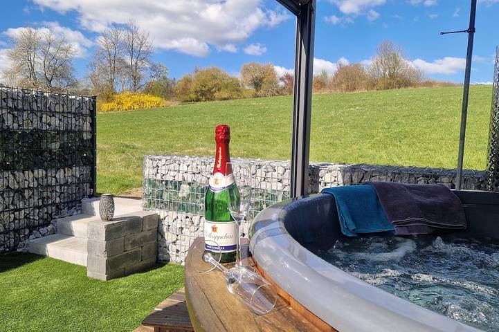 Ferienwohnung für 4 Personen, mit Whirlpool und Terrasse sowie Garten und Pool in Windecker-Ländchen