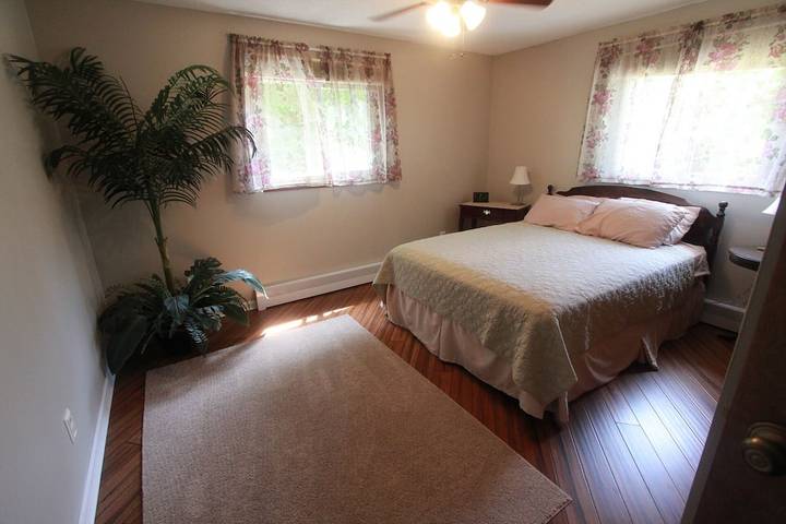 Vacation rental for 9 people, with terrace and yard in Silver Lake