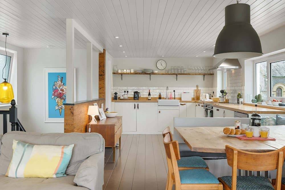 Stylish Home with Parking, Minutes from Beach in Bude, Cornwall