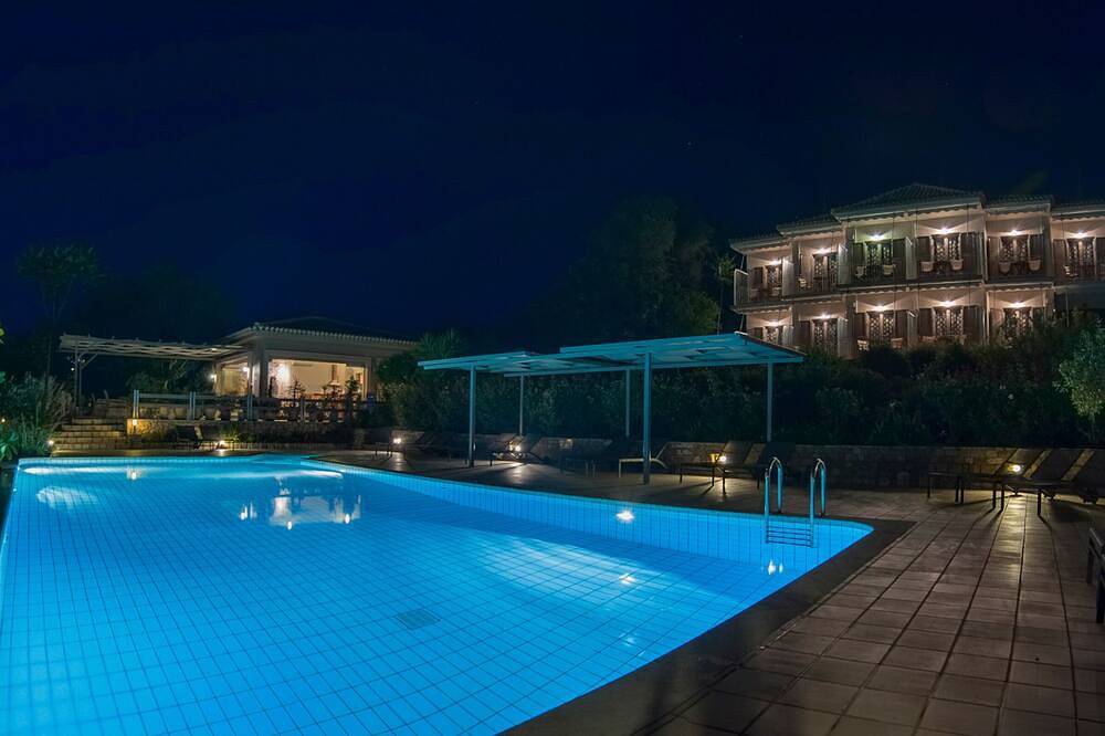 Ganze Wohnung, 5 minutes walk from beach cozy Studio w/ pool and views of Navarino Bay. in Messenien