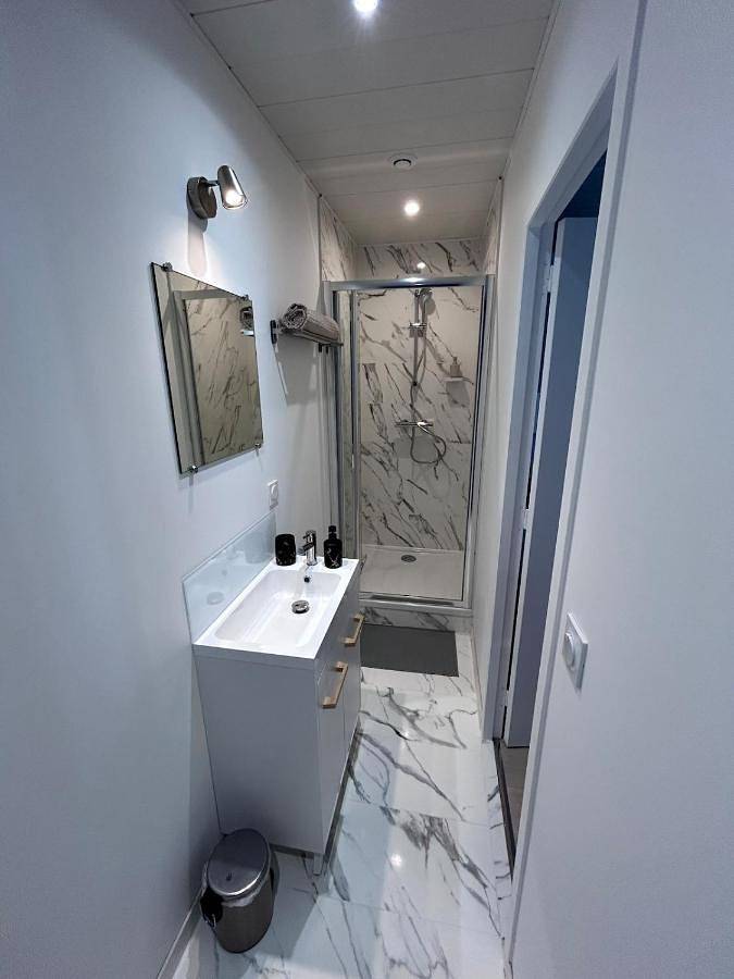Appartement entier, One-Bedroom Apartment in Cournon-d'Auvergne, Région de Clermont-Ferrand
