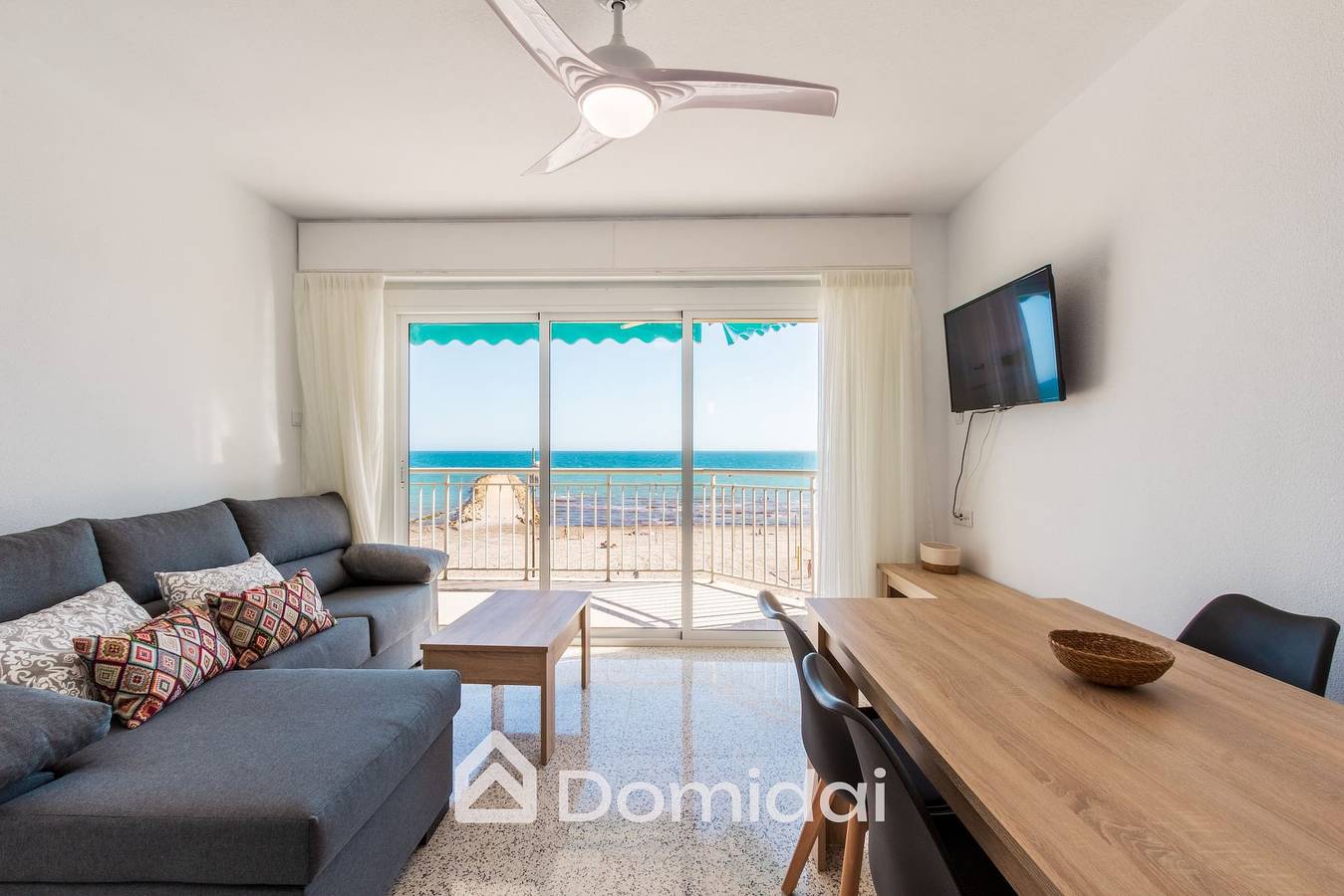 Hel lejlighed, Primera línea de playa ideal para teletrabajo  in Santiago Bernabeu, Santa Pola