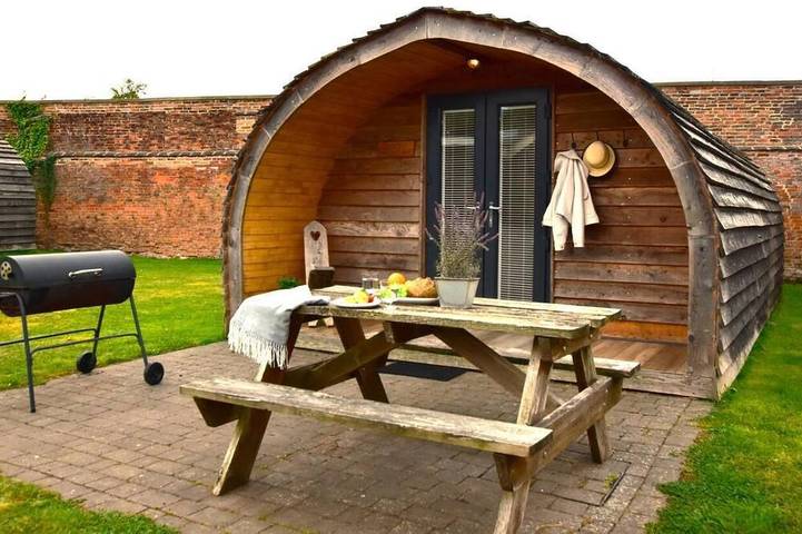 Glamping for 5 people, with Garden in Staffordshire