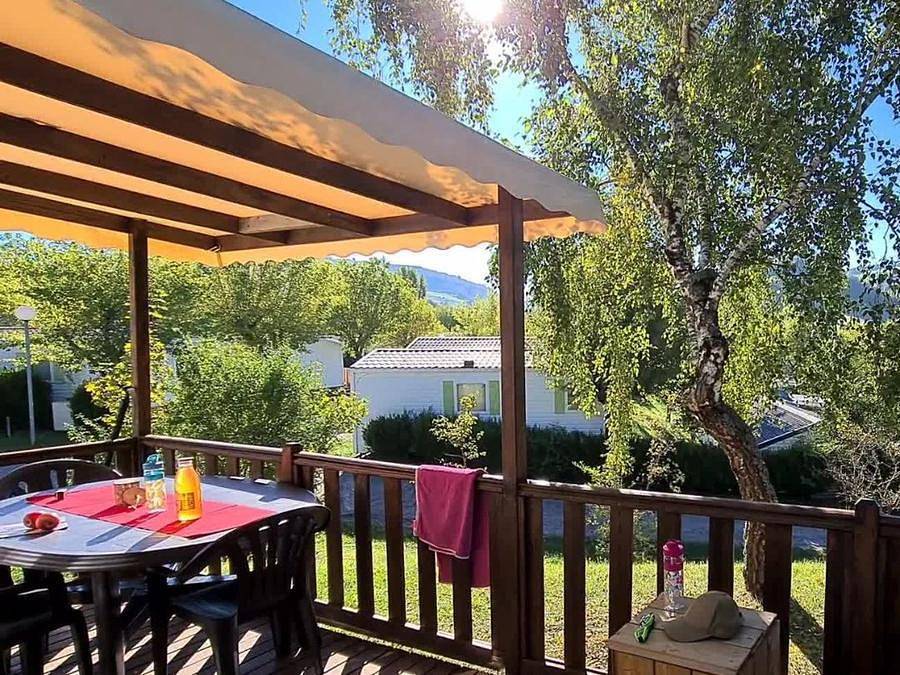 Camping Les Calquières - Mobilheim 6 personen - Confort Cosy bei Ankunft am Samstag in Sévérac-le-Château, Parc naturel régional des Grands Causses