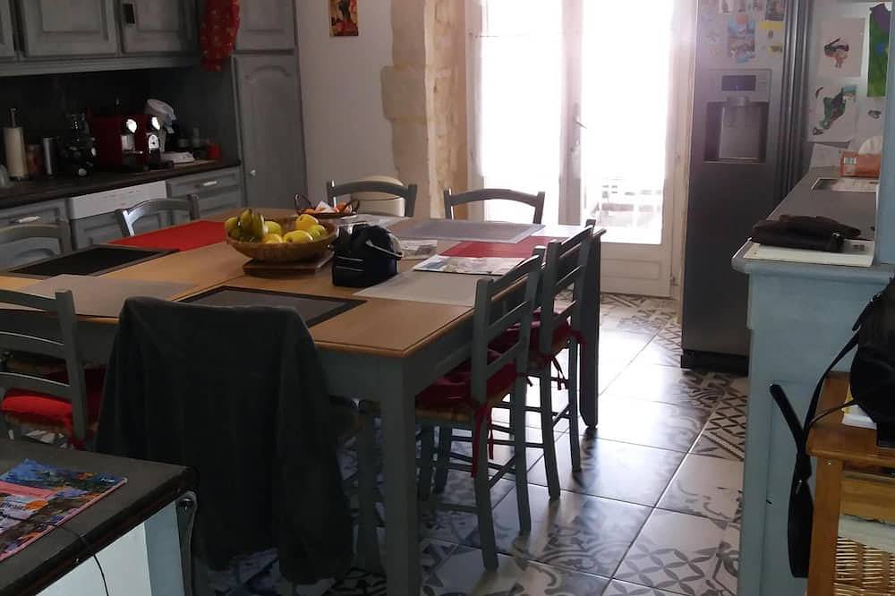 La Maison du Xviii ème se trouve en face de l'église fortifiée du village. in Laudun-l'Ardoise, Région de Nîmes