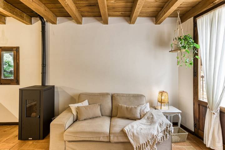 Casa de vacaciones 'El Niu' con vistas a la montaña, Wi-Fi y aire acondicionado in Montagut y Oix, Garrotxa