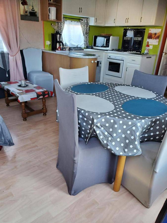 Camping pour 4 personnes, avec jardin ainsi que piscine et terrasse