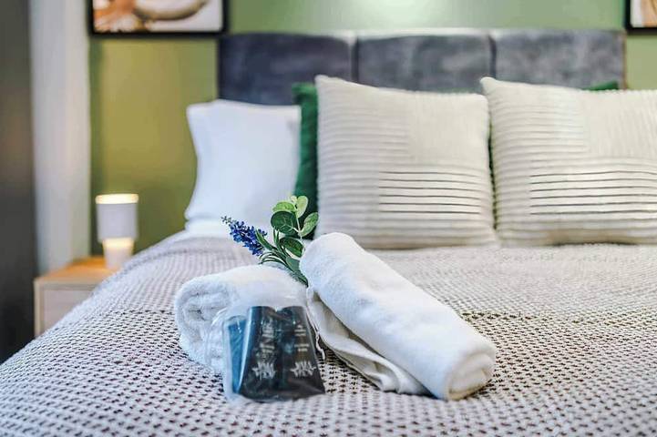 Entire apartment, Stylish Home in Bolton, Vibrant Central Location, Sleeps 6! in Bolton, Greater Manchester