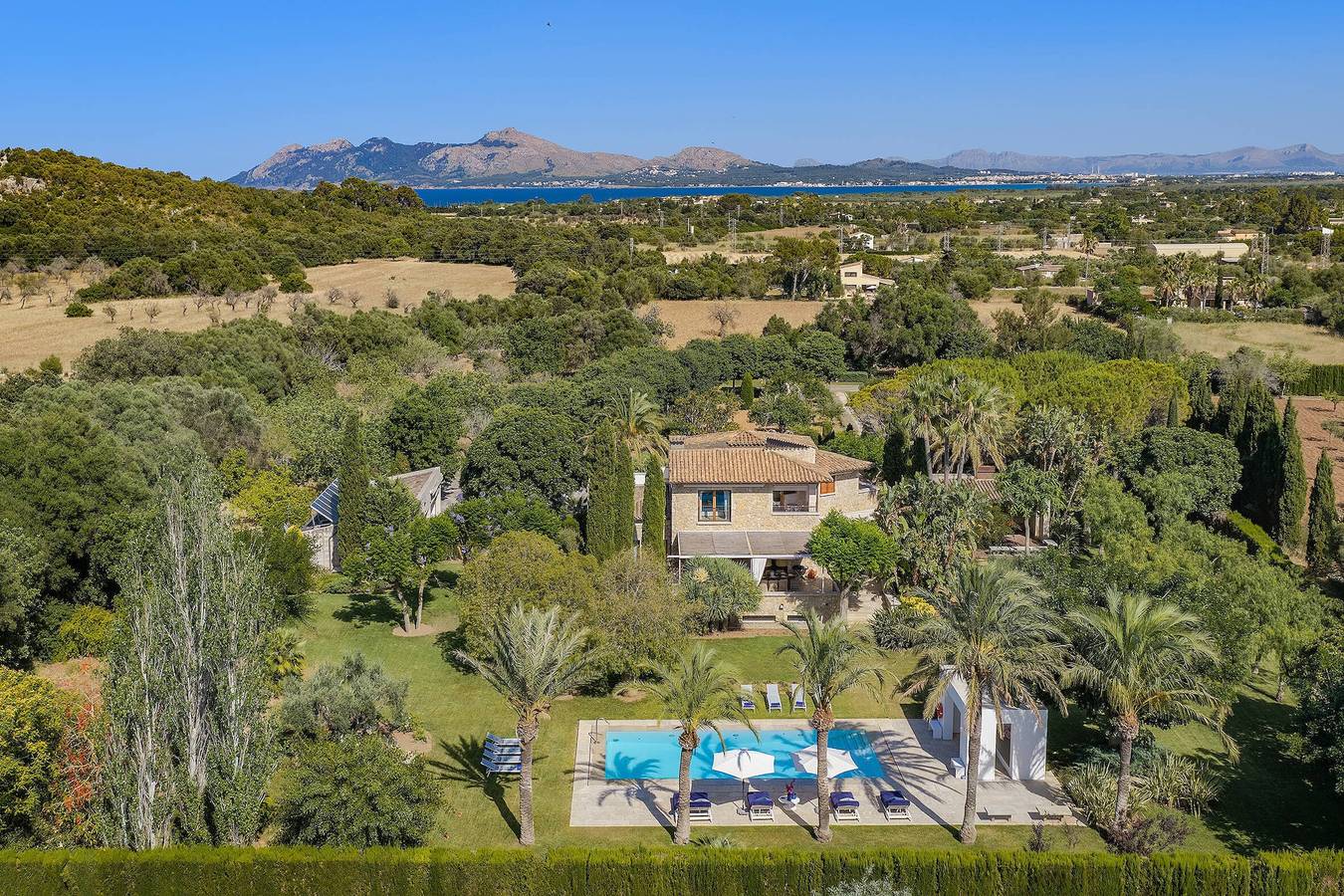 Villa 'Llenaire' con vista sulle montagne, Wi-Fi e aria condizionata in Port de Pollença, Pollença