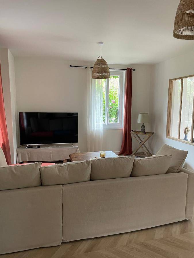 Location de vacances pour 8 personnes, avec piscine ainsi que vue et jardin à Saint-Geoire-en-Valdaine - 4